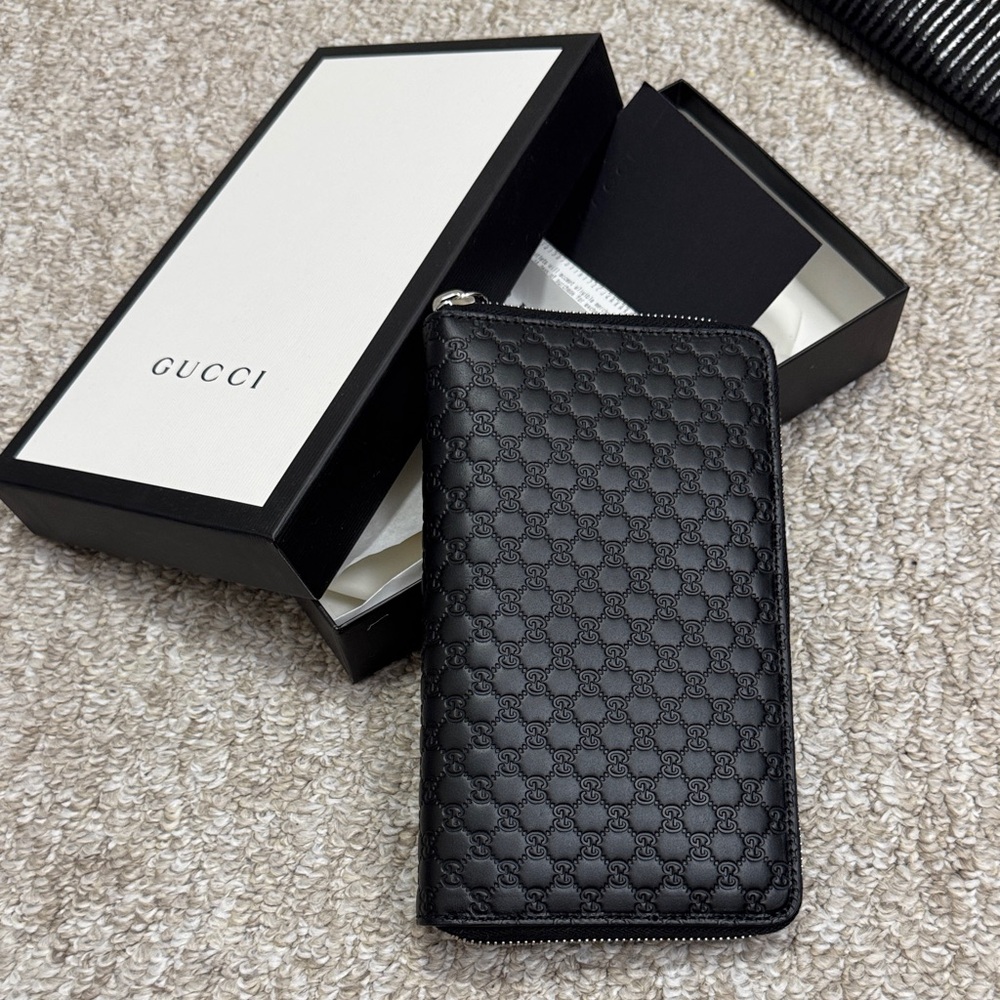 Gucci Black GG Embossed Leather Zip Card Holder/ Hand bag